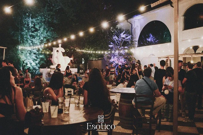 Corte esterna di Esotico Piacenza durante una serata notturna