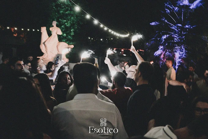 Pubblico di Esotico con luci e sparkles durante la notte