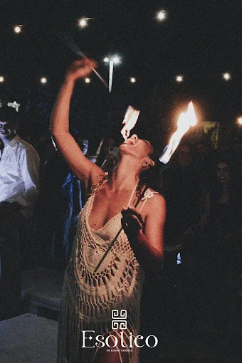 Performer con fuoco durante uno show da Esotico Piacenza
