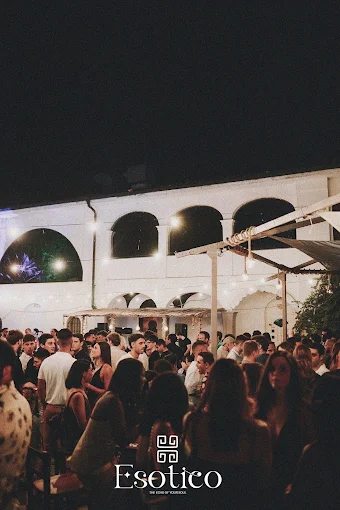Crowd nella corte di Esotico Piacenza di notte